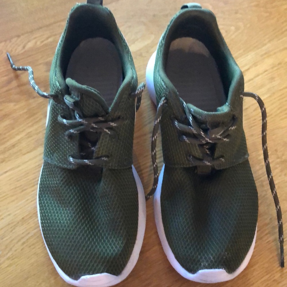 Girls’ sneakers